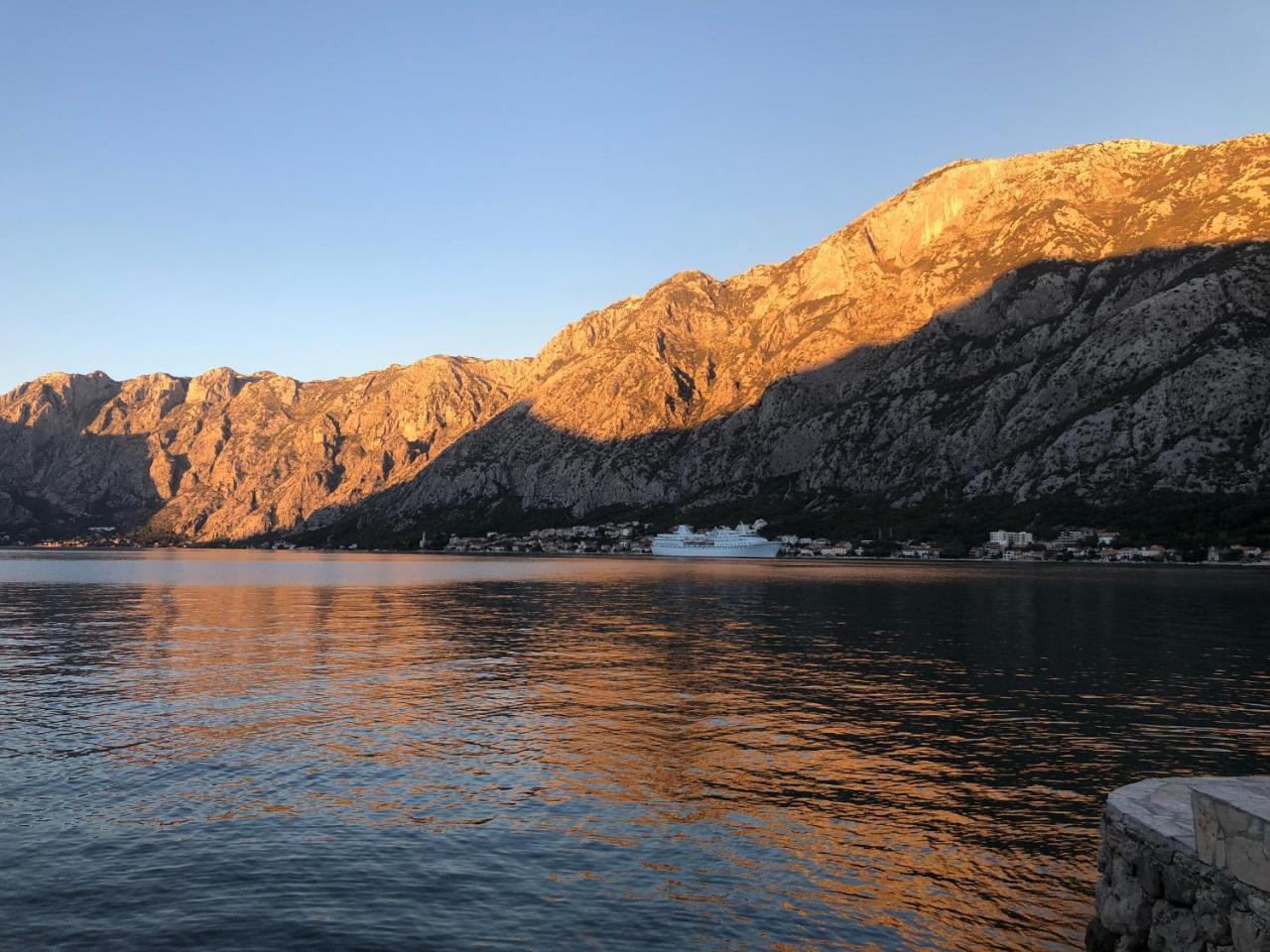 Palazzo Sbutega Bed & Breakfast Kotor Luaran gambar